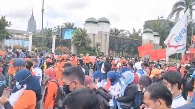 Kemarin Warga Berkerumun Saat Jokowi Bagi-bagi Kaus, Kini Buruh Berkerumun Demo di Depan DPR