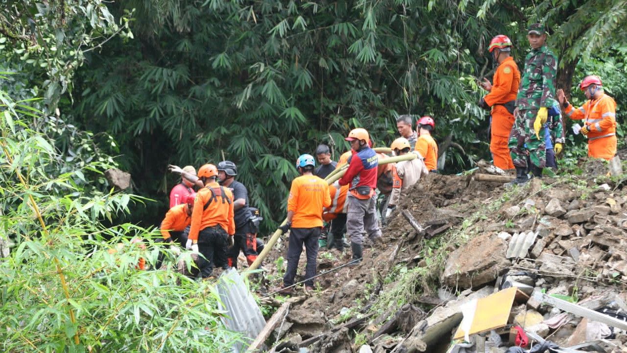 Longsor di Bawah Rel Double Track Bogor-Sukabumi, 17 Orang Tertimpa Reruntuhan