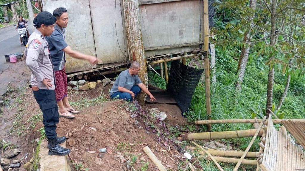 Berteduh di Warung Lapuk, Sembilan Pria Kediri Masuk Jurang, Satu Tewas Tertancap Kayu