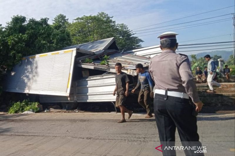Polisi Cianjur Evakuasi Jasad Sopir Terjepit Kabin Truk Usai Hantam Truk Lain, Diduga Rem Blong