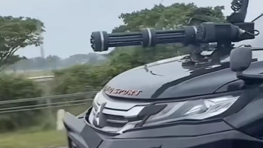 Viral Mobil Pajero Pakai Aksesoris Senapan Mesin di Kap Mobilnya, Polisi Langsung Tilang Pengemudi