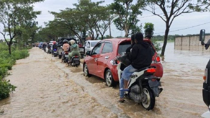 Buat Pengendara Ragu Melintas, Lihat Kondisi Jalan Nasional di Madura, Bak Sungai