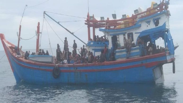 Kapal Imigran Rohingya Terombang-ambing di Perairan Aceh Selatan, Tak Ditarik dan Hanya Diberi Bantuan