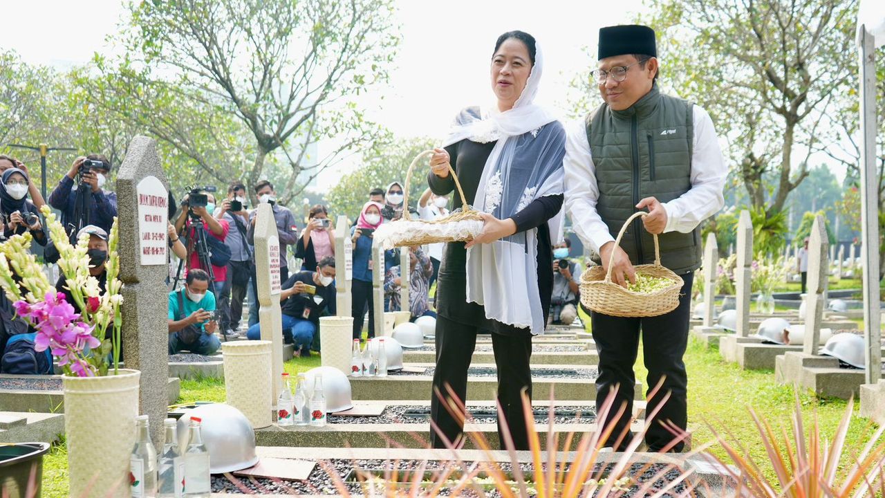 Cak Imin dan Puan Maharani Ziarah ke Makam Almarhum Taufik Kiemas di TMP Kalibata Jakarta