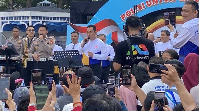 Sambut HUT Bhayangkara, Kapolri Nyanyi Bareng Warga Saat CFD di Bundaran HI