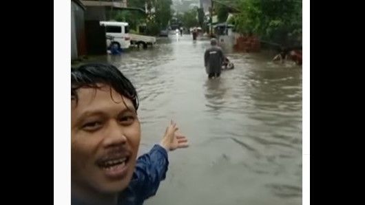 Senangnya Warga Parepare Bisa Berenang Gratis saat Kebanjiran