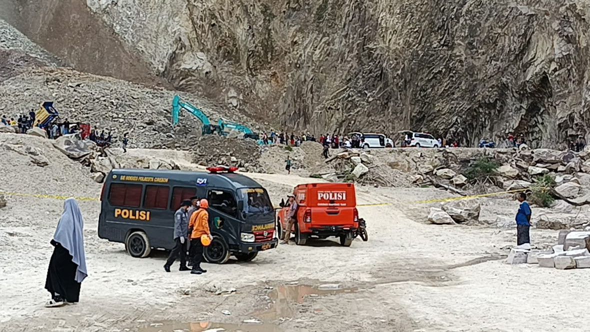 Tujuh Korban Longsor Gunung Kuda Cirebon Masih Tertimbun, Tim Gabungan Pakai Anjing Pelacak