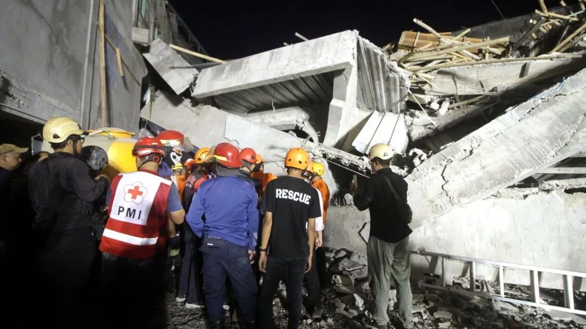 4 Santri Tewas Akibat Tertimbun Reruntuhan Ponpes Al Khoziny Sidoarjo, Basarnas Terus Evakuasi Lainnya