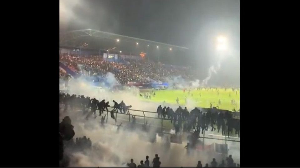 Alasan Polisi Tembakkan Gas Air Mata di Stadion Kanjuruhan: Suporter Anarkis dan Membahayakan Pemain Arema FC