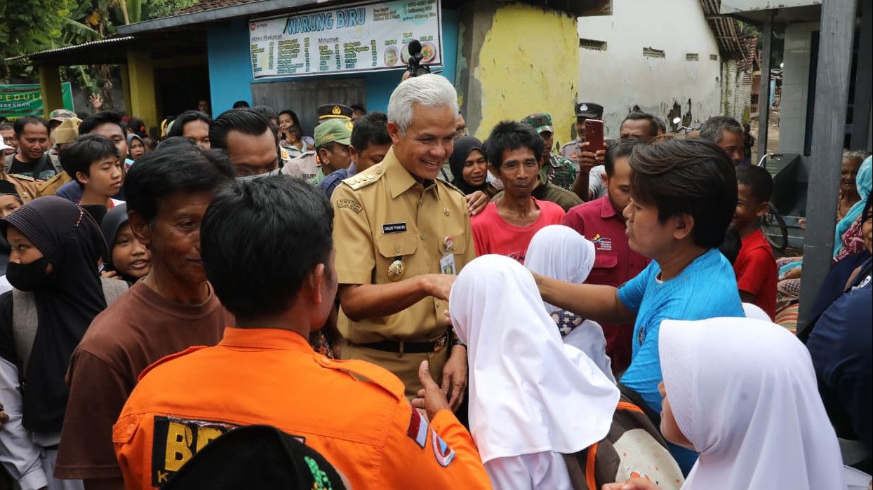 Kunjungi Korban Banjir Brebes, Ganjar Beri Bantuan Rehab Rumah hingga Peralatan Sekolah