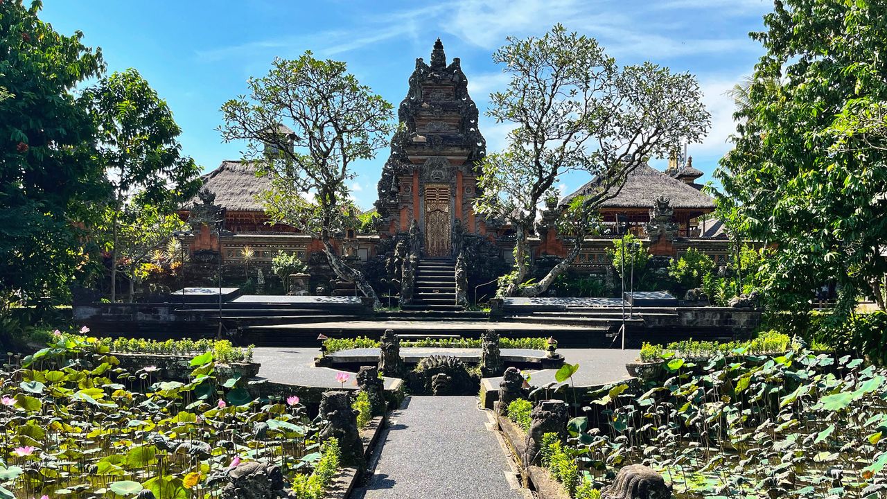 Organisasi Hindu Bali Kritik Warga yang Biarkan Bule Bertelanjang di Puri Saraswati Ubud