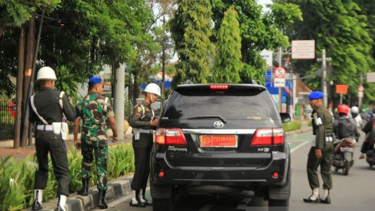 Pomdam Jaya Gelar Razia Tertibkan Kendaraan Pelat Dinas TNI