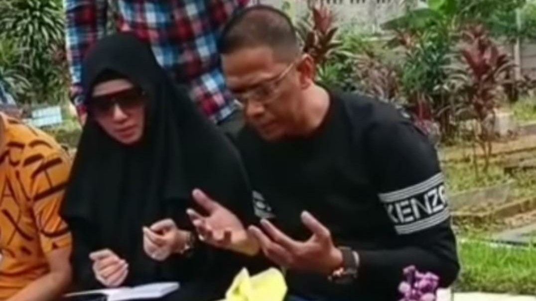 Viral Video Doddy Sudrajat Tak Tabur Bunga di Makam Bibi Andriansyah Saat Ziarah, Netizen: Azab Menunggu