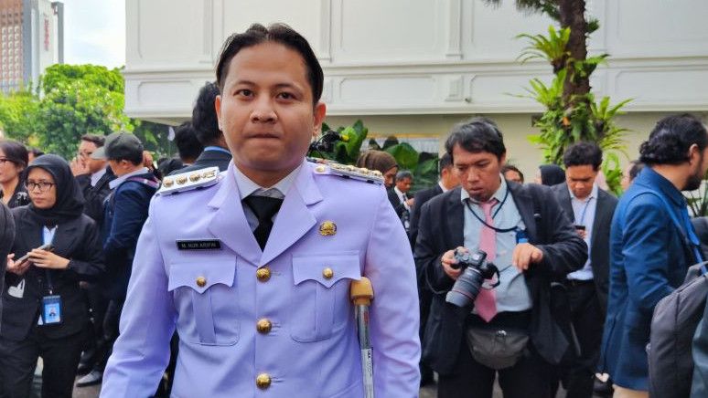 Bupati Trenggalek Mochamad Nur Arifin Hadiri Pelantikan di Istana Negara Pakai Tongkat Kruk
