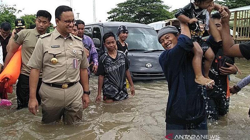 Video Anies Baswedan Nyaris Kelelep ke Dalam Air Keruh Saat Naik Getek, Cek Faktanya..