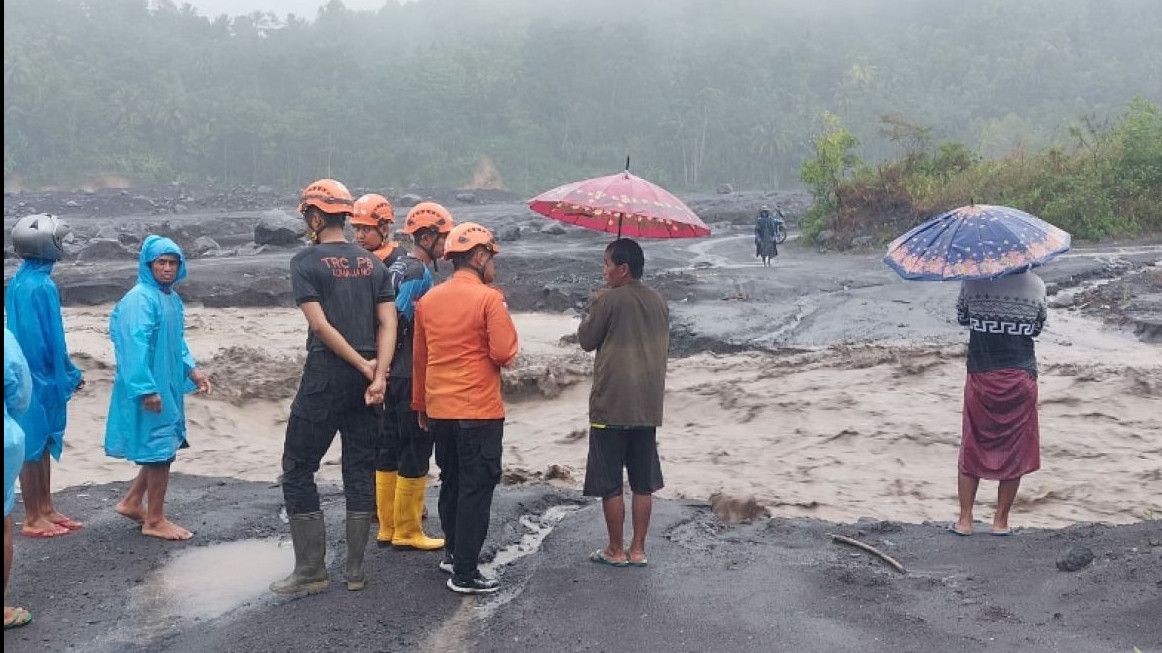 Banjir Lahar Dingin Gunung Semeru di Lumajang Jatim, Para Penambang Pasir Diminta Waspada