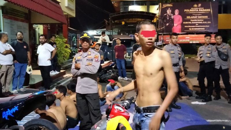 Momen Seorang Polisi di Padang Nyaris Dilukai Pelaku Tawuran