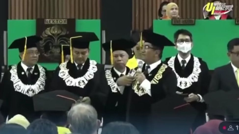 Heboh, Mahasiswa Teriaki Rektor UI Zionis Saat Acara Wisuda