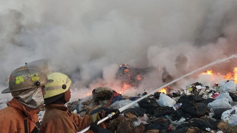 DLH Cirebon: 300-400 Meter Persegi Lahan TPA Kopi Luhur Terbakar