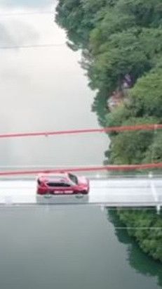 Cetak Rekor, Jembatan Kaca Terpanjang di  China Bikin Jantung Mau Copot