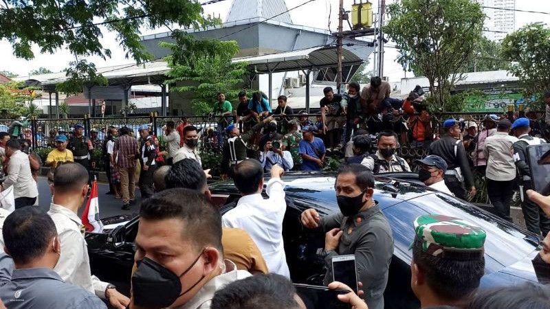 Momen Warga Surabaya Manjat Pagar Demi Ketemu dan Dikasih Sembako oleh Jokowi