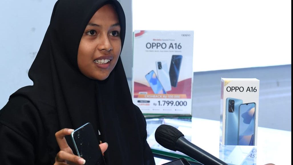 Sempat 'Marahi' Jokowi karena Handphonenya Rusak, Pelajar SMA Sulteng ini Dapat Hadiah