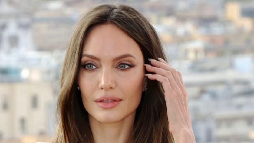 Hair Extension Angelina Jolie Acak-Acakan di Premiere Eternals, Netizen: Ganti Hair Stylish-nya