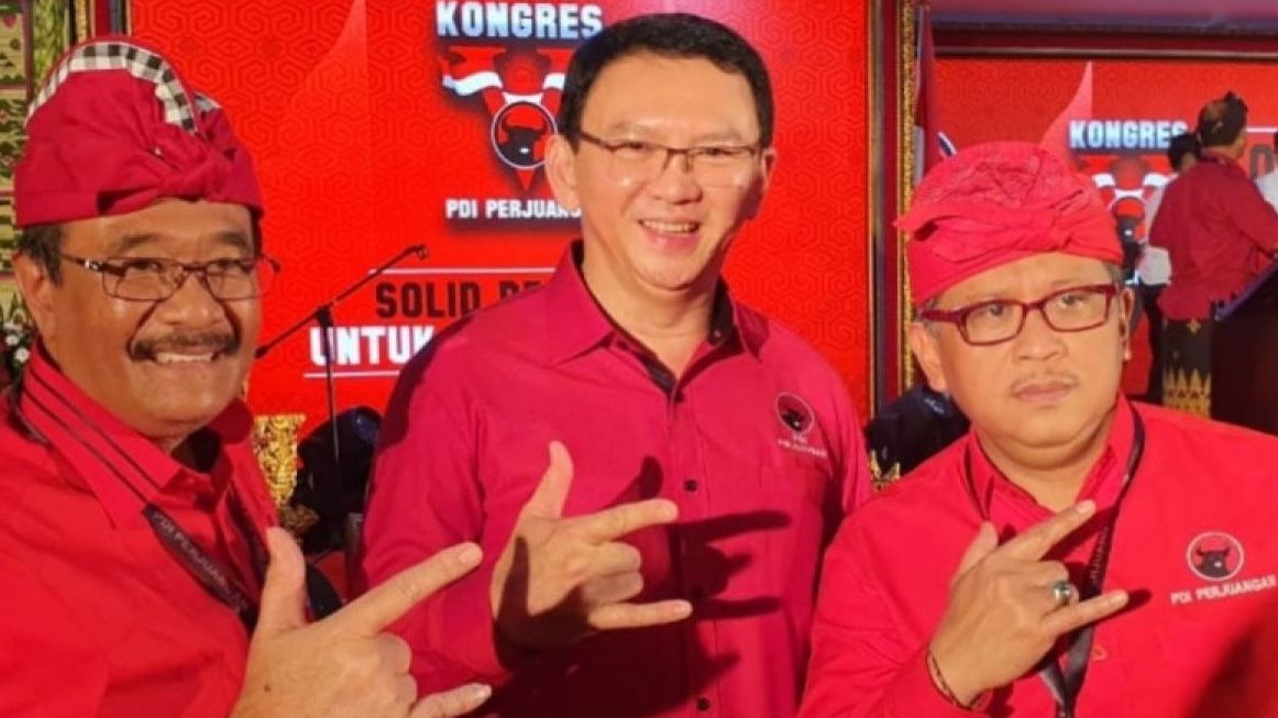 Ikut Hadiri Kampanye Akbar Ganjar-Mahfud di GBK, Ahok Sumringah Acungkan Salam Metal