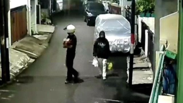 Viral Muda-Mudi Jakarta Terekam Buang Bayi, Si Bocah Disimpan di Teras Warga