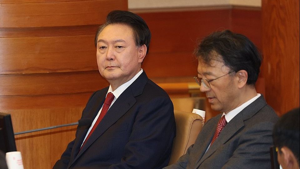 Hadir Pertama Kali di Sidang Pemakzulan, Yoon Suk Yeol Tampil Tanpa Baju Tahanan