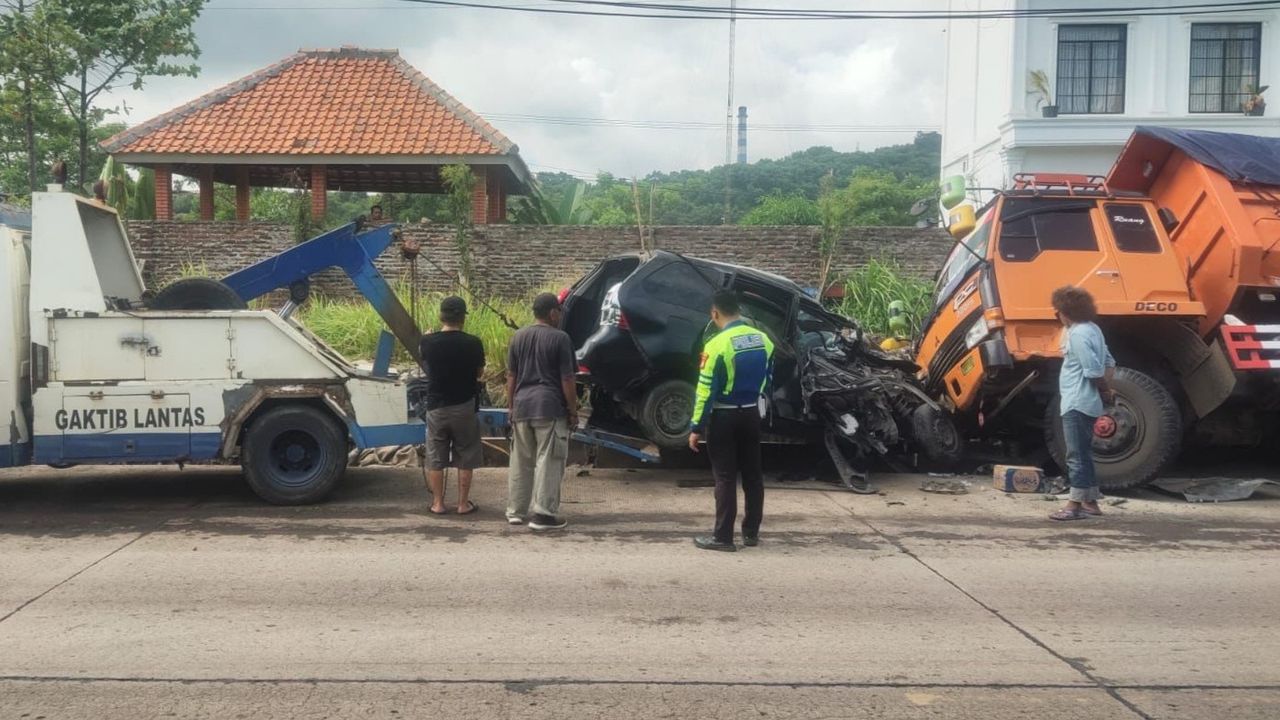 Minibus Ringsek Dihajar Kontainer di Jalur Mudik Pelabuhan Ciwandan Banten