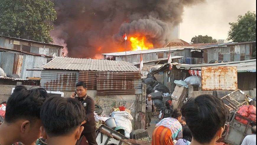Kebakaran Hebat Terjadi di Kebayoran Lama Jaksel, 167 Personel Damkar Dikerahkan