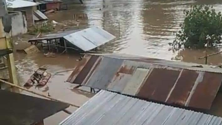 Penampakan Banjir Bandang di Dompu NTB, Warga Bersihkan Sisa Lumpur