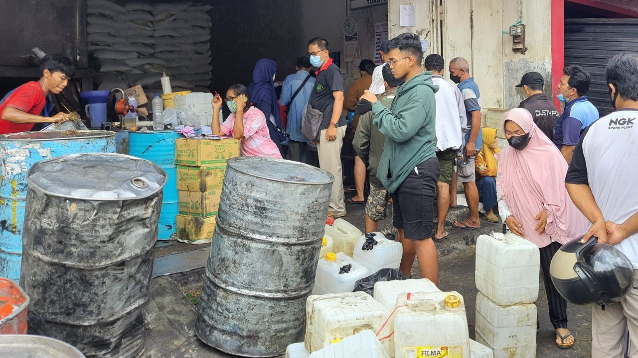 Aksi Pedagang Besar di Solo Jual Minyak Goreng Sistem Bundling, Distributor Dapat Peringatan