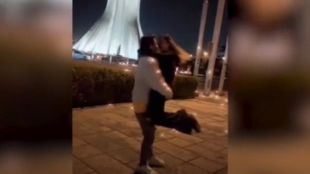 Pasangan Selebgram Iran Dipenjara 10 Tahun karena Menari di Depan Monumen Kota Tehran