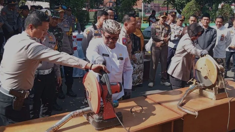 Polresta Cirebon Bangun Tugu Udang dari Ratusan Knalpot Bising Hasil Razia