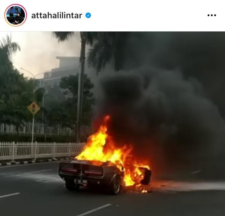 Mobil terbakar (Foto: Instagram/@attahalilintar)