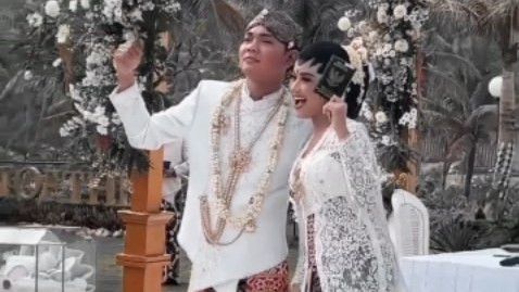 Usung Adat Jawa, Tri Suaka dan Nabila Maharani Resmi Menikah di Tepi Pantai