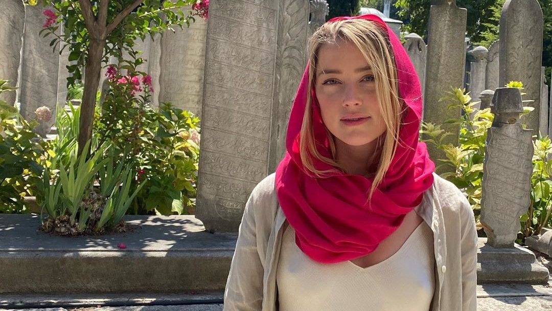 Amber Heard Dikecam Saat Datang ke Masjid, Pakai Kerudung Tapi Tak Pakai Bra