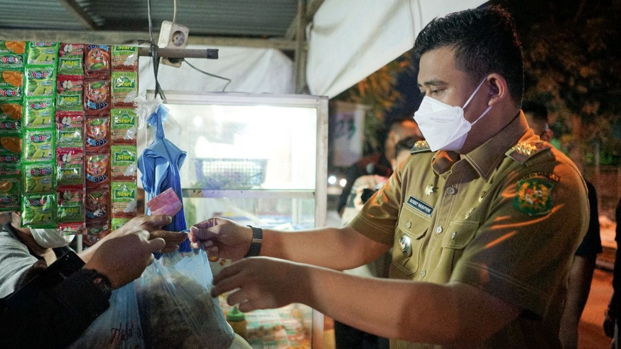 Momen Penjual Gorengan Doakan Bobby Nasution Jadi Gubernur Sumut