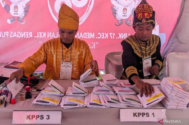 Petugas TPS 88 Medan Kenakan Pakaian Adat di Pemilu 2024