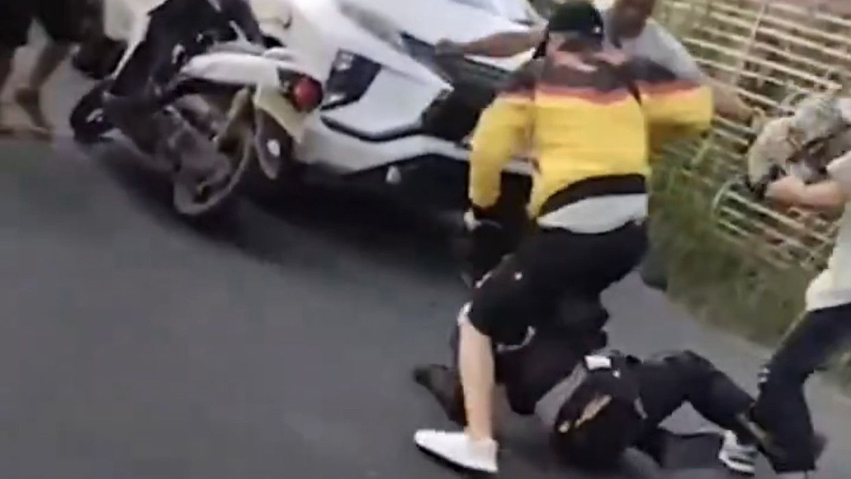 Viral! Anggota Polisi Dikeroyok Geng Motor di Bandung, Dipukuli Pakai Helm hingga Diinjak Sampai Tak Berdaya