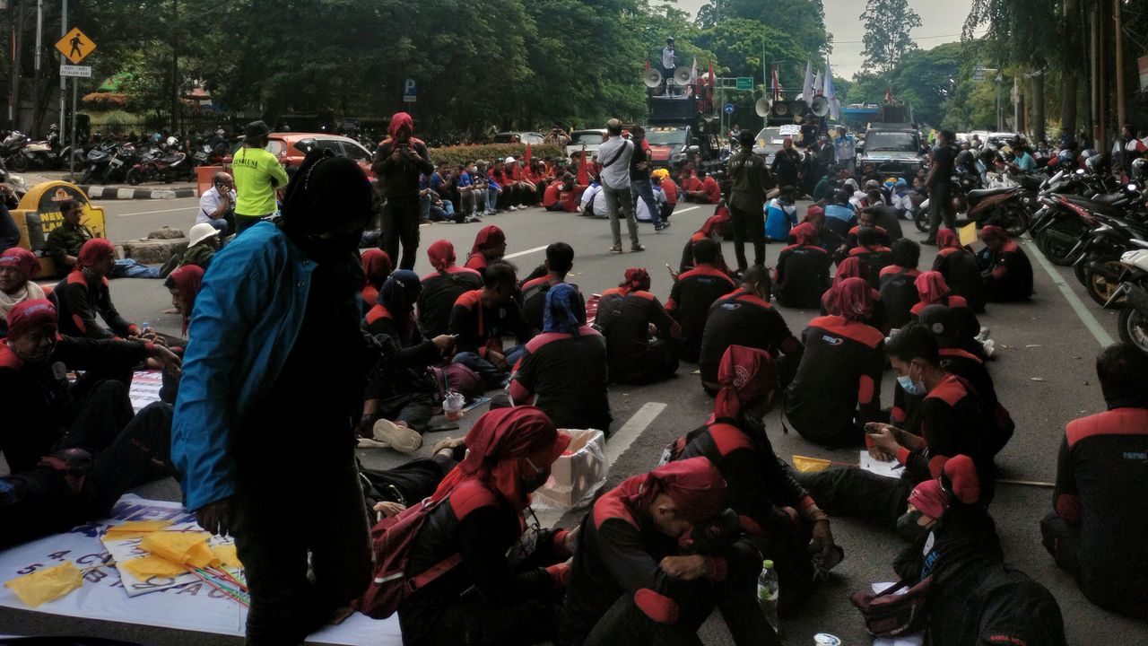 Ratusan Buruh di Tangerang  Blokir Jalan dan Ancam Mogok Kerja Bila Upah Tak Naik 13,5 Persen