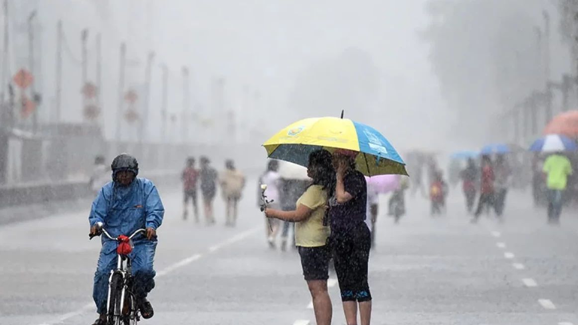 Sedia Payung, Jumat Sore Wilayah Jakarta Diguyur Hujan