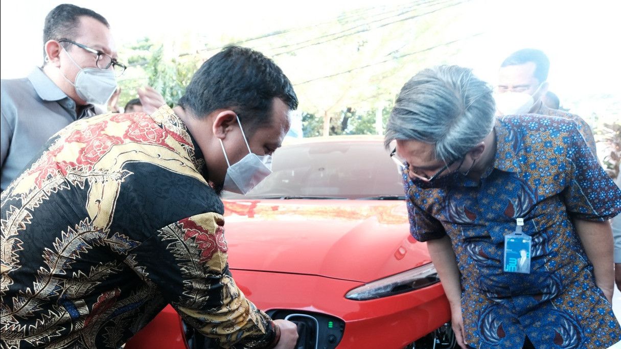 Dukung Performa Mobil Listriknya, Gubernur Sulsel Sudirman Pakai Layanan Home Charging