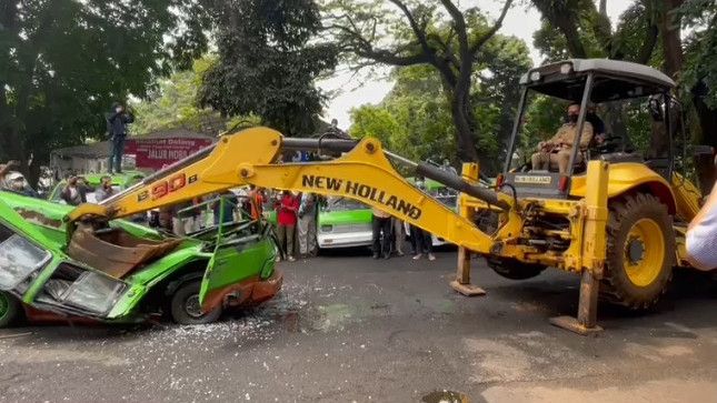 Aksi Bima Arya 'Ngamuk' Hancurkan Angkot Tak Layak Operasi Pakai Buldozer, Ini Penyebabnya