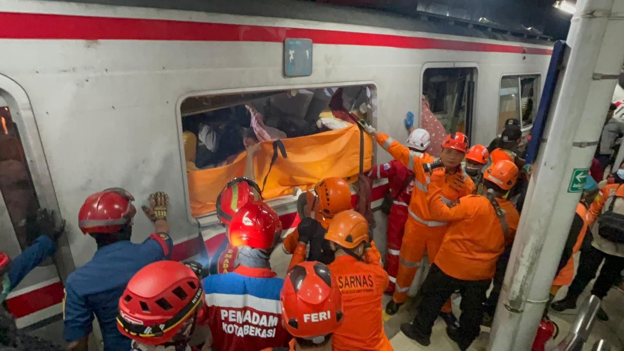 Tabrakan KA Argo Bromo dan KRL di Bekasi: 4 Tewas, 7 Terjepit