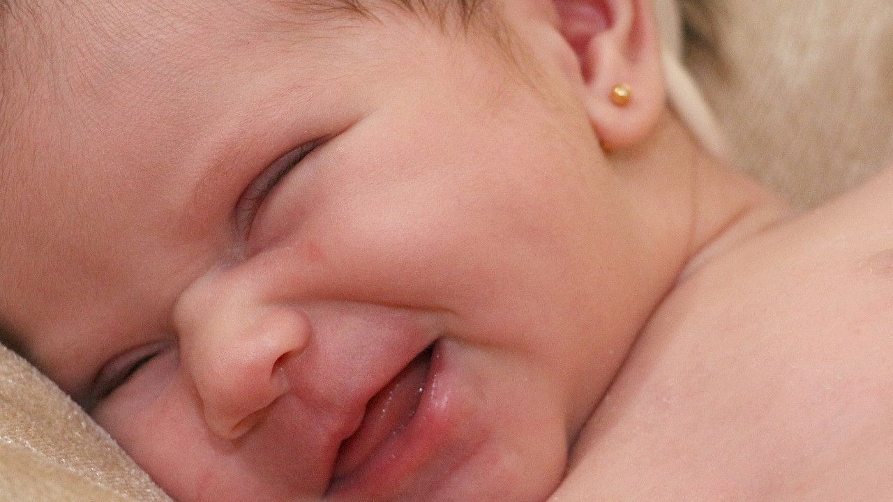 Kapan Waktu yang Tepat Tindik Telinga Bayi? Simak Uraian Berikut