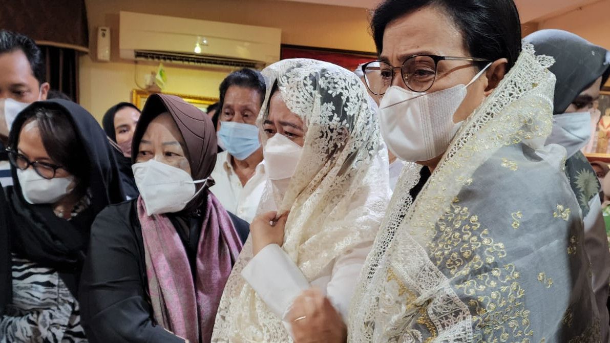 Momen Puan Maharani dan Sri Mulyani Tak Kuasa Menahan Air Mata saat Melayat ke Rumah Duka Menpan RB Tjahjo Kumolo