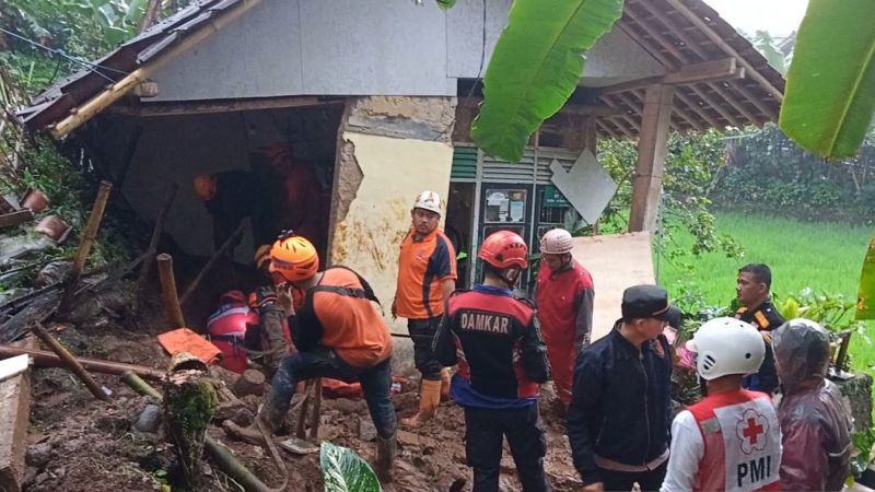 Diawali Hujan Ringan, Longsor di Sukabumi Tiba-Tiba Timpa Rumah, Seorang Pemuda Tewas
